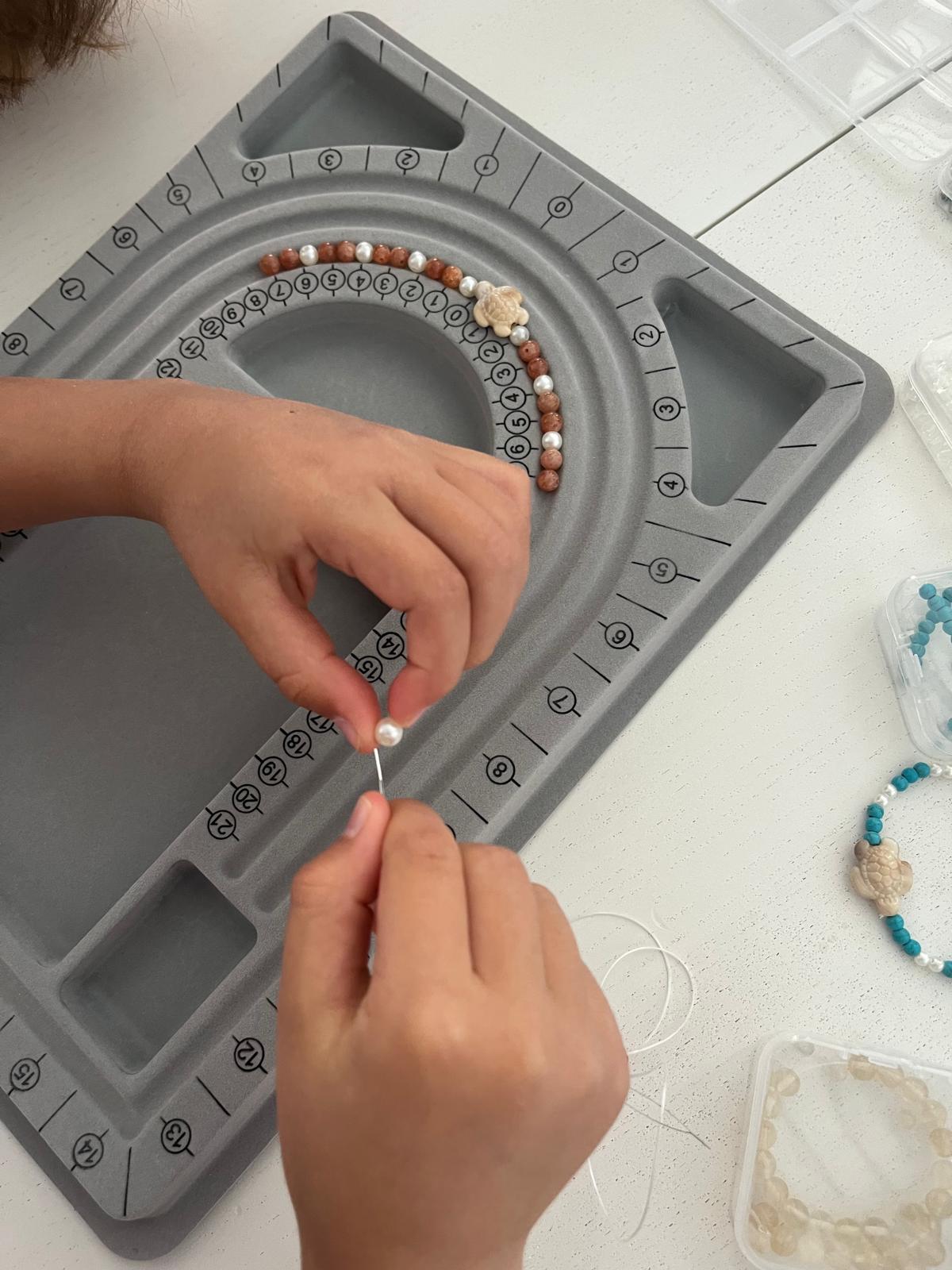 Herstellung eines Edelsteinarmbands im Workshop