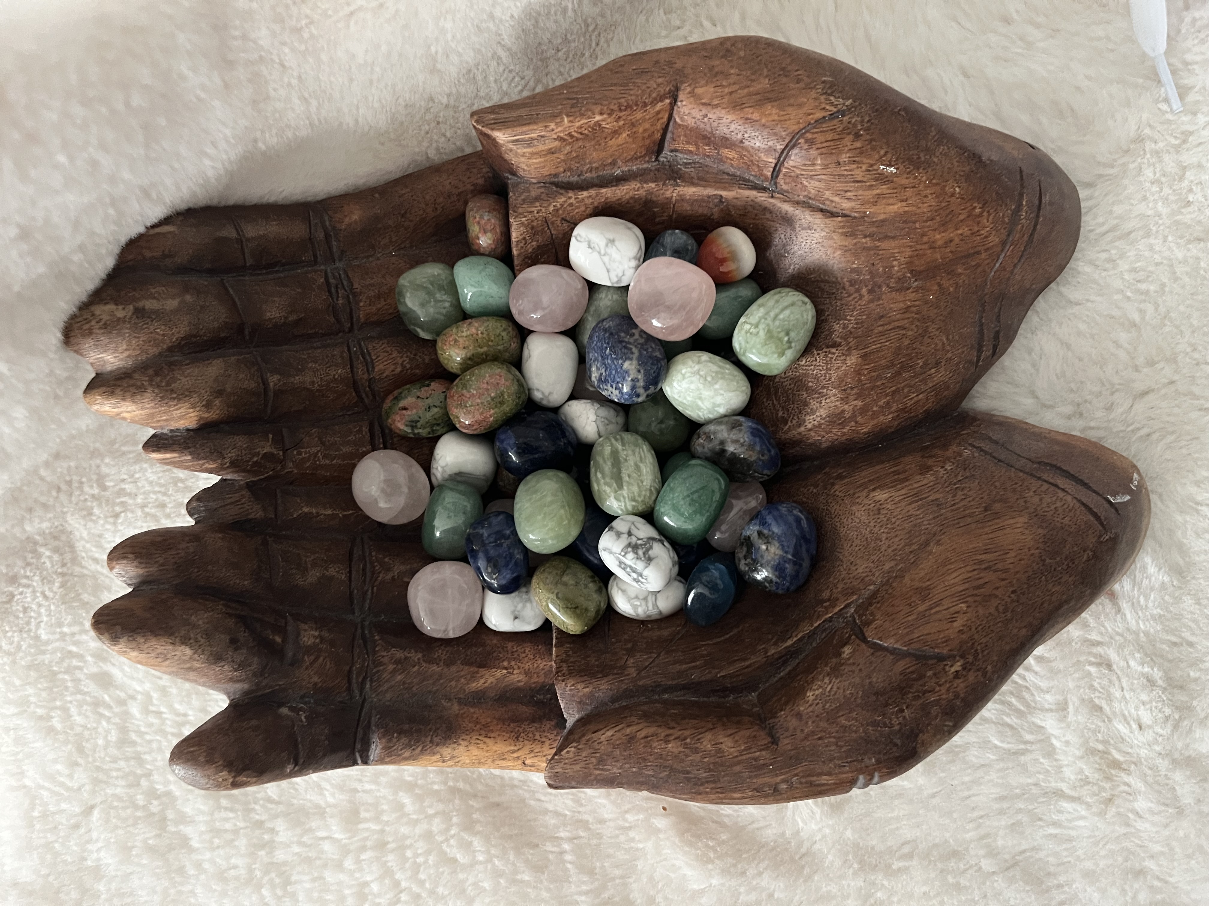 Hand mit Edelsteinen