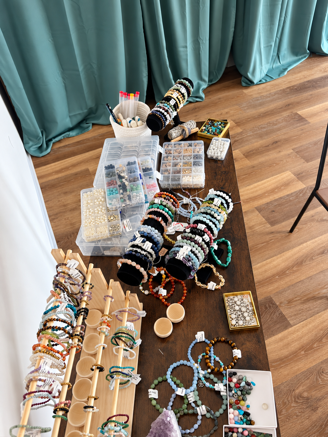 Tisch mit einer Auswahl an Edelsteinarmbändern